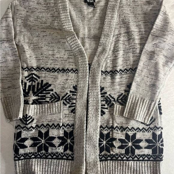 GAP Sweaters - Deb Women's size Med Grey Patterned snowflake Cardigan Sweater